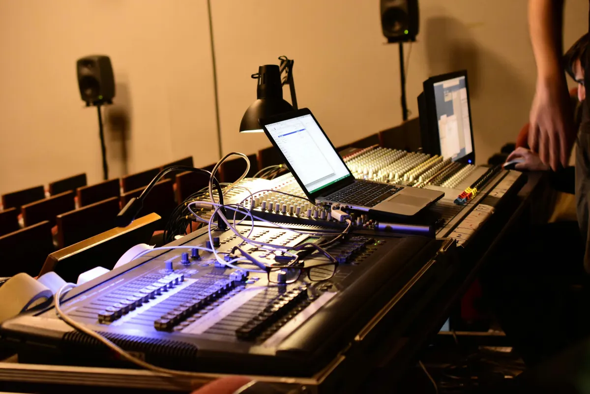 Online Mixing vs Local Studio: Which Option Fits Independent Artists Best?_3